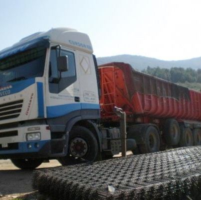 Materiales de Construcción y Transportes Gustavo Cortijo camión de carga estacionado