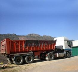 Materiales de Construcción y Transportes Gustavo Cortijo camión descargado
