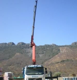 Materiales de Construcción y Transportes Gustavo Cortijo camión grúa