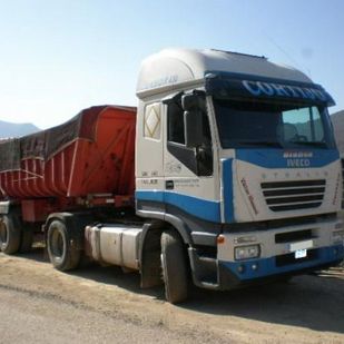 Materiales de Construcción y Transportes Gustavo Cortijo camión de carga