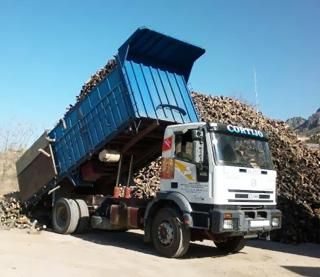 Materiales de Construcción y Transportes Gustavo Cortijo camión descargando