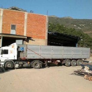 Materiales de Construcción y Transportes Gustavo Cortijo camión estacionado