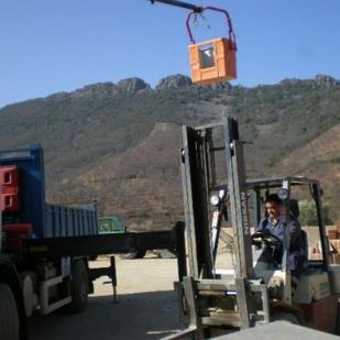 Materiales de Construcción y Transportes Gustavo Cortijo parte un camión 