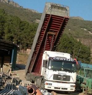 Materiales de Construcción y Transportes Gustavo Cortijo camión descargando material 