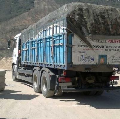 Materiales de Construcción y Transportes Gustavo Cortijo camión transportando leña